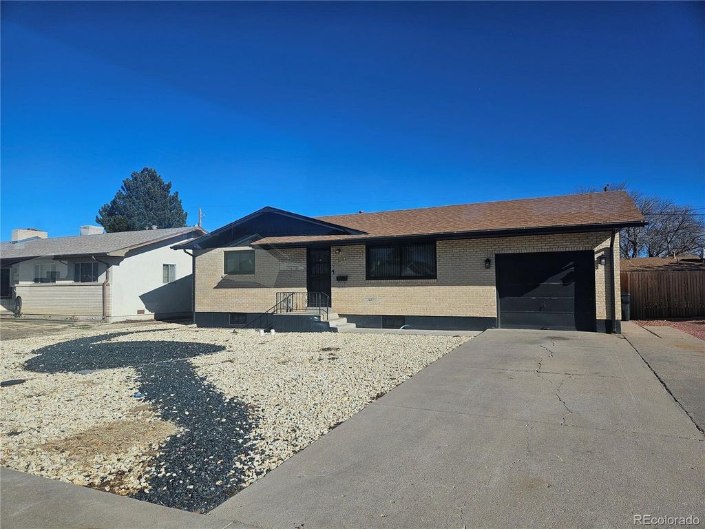 2128 Oakwood Ln, Pueblo, CO 81005