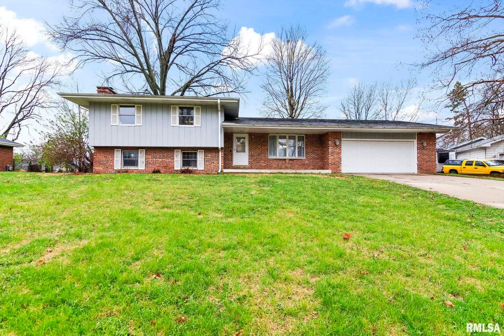 8 Arabian Trail, Springfield, IL 62702