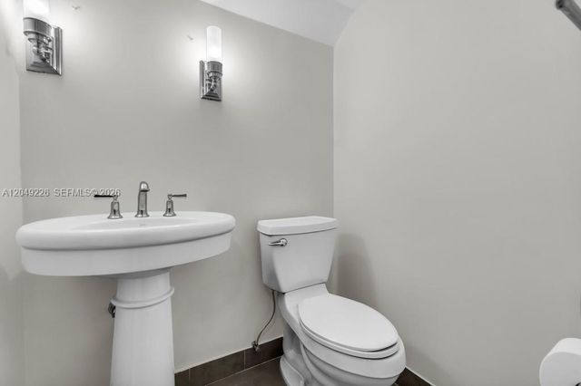 3454 Laurel Oaks Ln, Hollywood, FL 33021