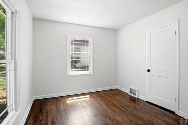 807 SW Anderson TER, Topeka, KS 66606