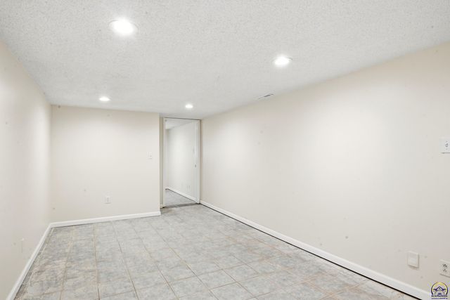 807 SW Anderson TER, Topeka, KS 66606