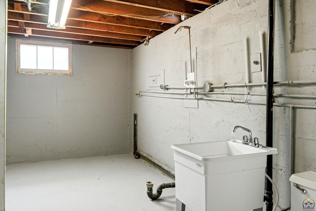 807 SW Anderson TER, Topeka, KS 66606