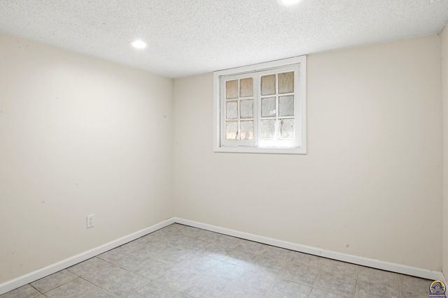 807 SW Anderson TER, Topeka, KS 66606
