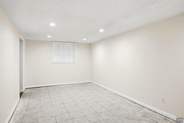 807 SW Anderson TER, Topeka, KS 66606