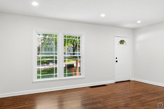807 SW Anderson TER, Topeka, KS 66606