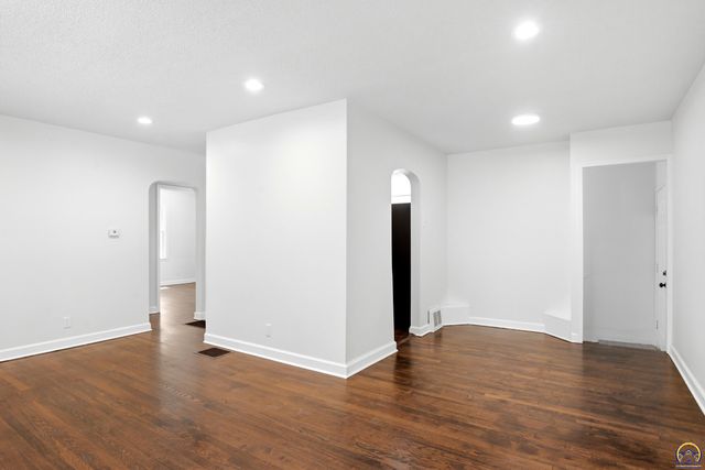 807 SW Anderson TER, Topeka, KS 66606