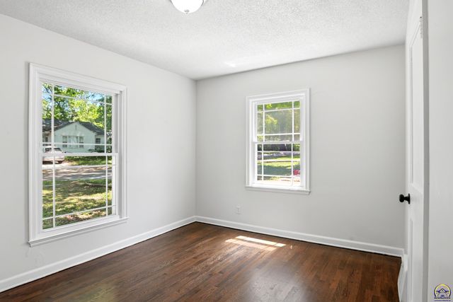 807 SW Anderson TER, Topeka, KS 66606