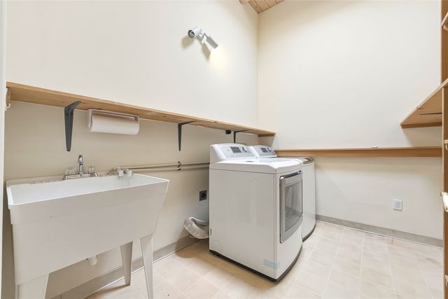 25 Estambre Road, Santa Fe, NM 87508