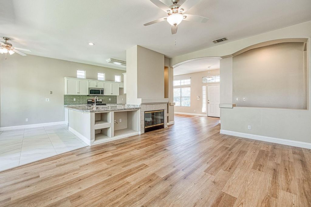 Image 13 of property listing at 5484 El Paso, Fresno, CA 93722