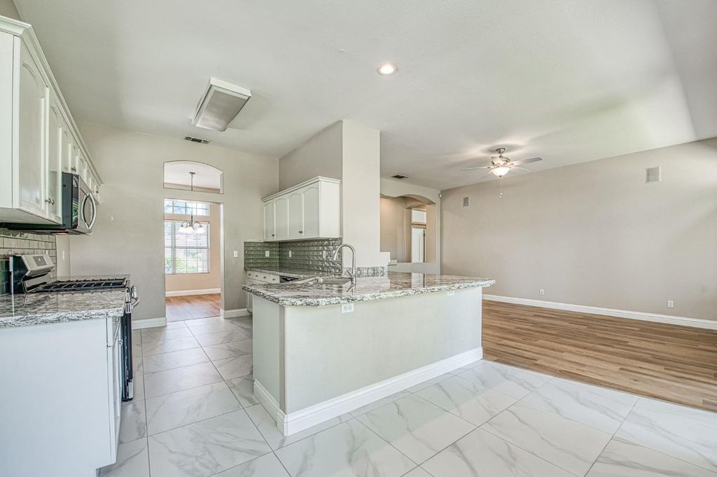 Image 17 of property listing at 5484 El Paso, Fresno, CA 93722