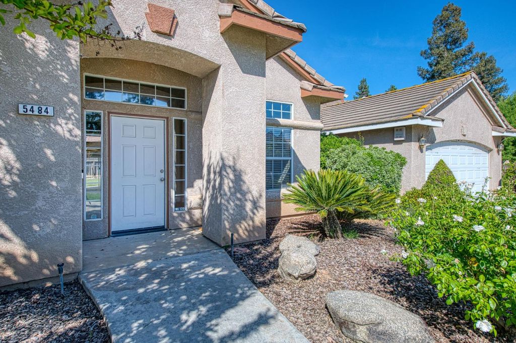 Image 2 of property listing at 5484 El Paso, Fresno, CA 93722