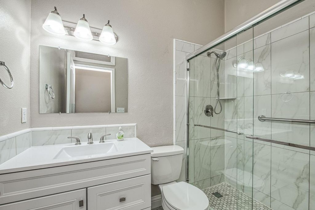 Image 26 of property listing at 5484 El Paso, Fresno, CA 93722