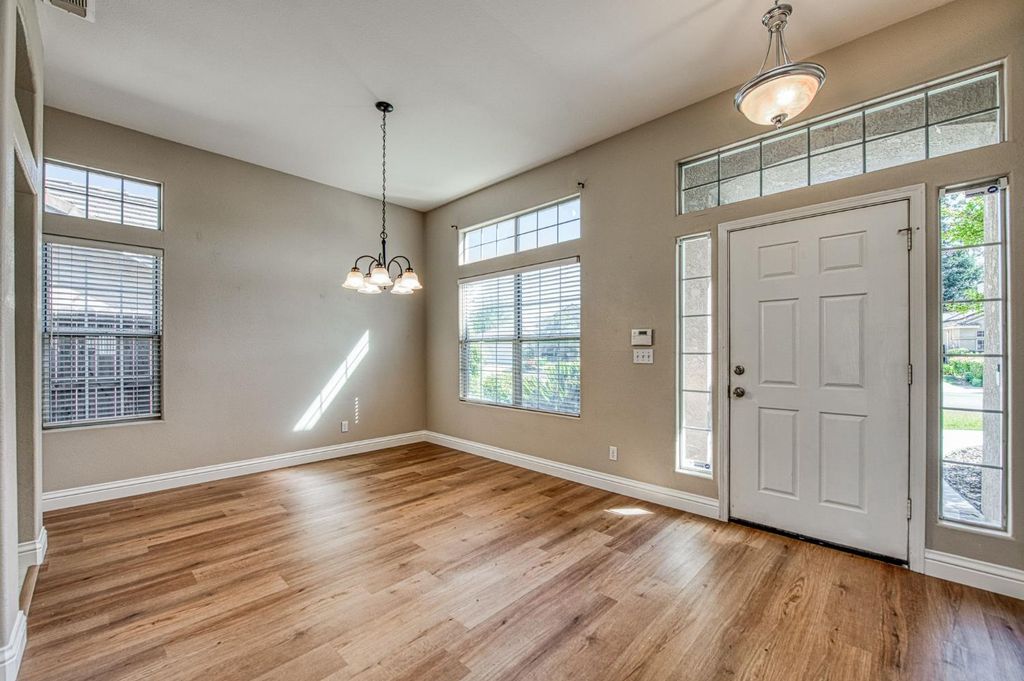 Image 7 of property listing at 5484 El Paso, Fresno, CA 93722