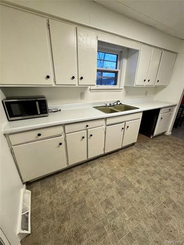 2420 Bay Street, Saginaw, MI 48602