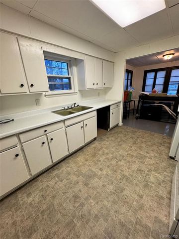 2420 Bay Street, Saginaw, MI 48602