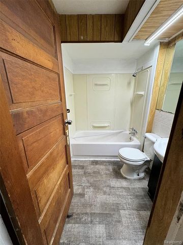 2420 Bay Street, Saginaw, MI 48602