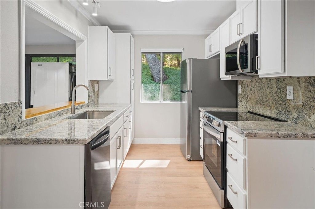 26331 Oakspur Drive C, Newhall, CA 91321 — photo 2