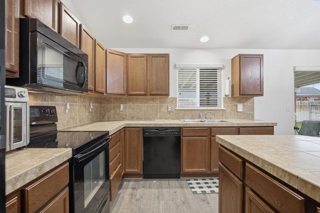 6302 Westport Lane, Pasco, WA 99301