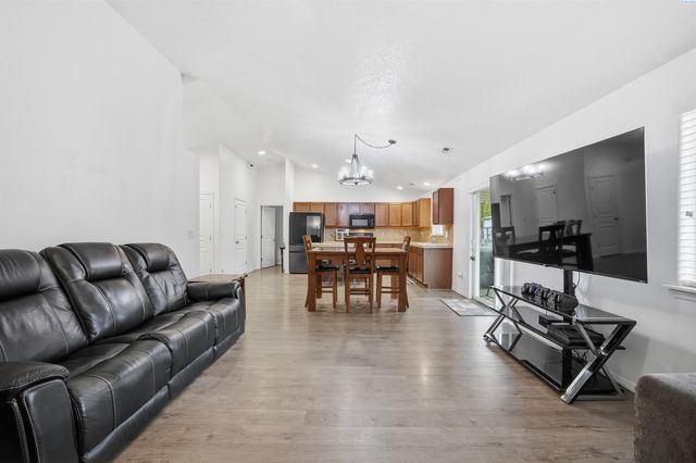 6302 Westport Lane, Pasco, WA 99301