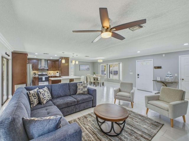 1127 Sea Pines Way, Lantana, FL 33462
