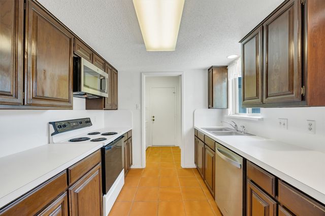 2906 Wayside Drive, Bedford, TX 76021