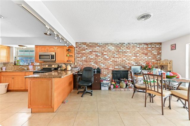 315 SW 12th Avenue, Boynton Beach, FL 33435