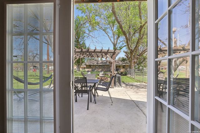 122 Nueces, Seguin, TX 78155