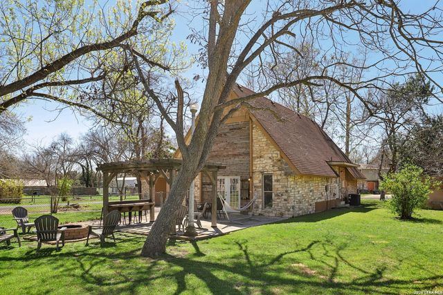 122 Nueces, Seguin, TX 78155