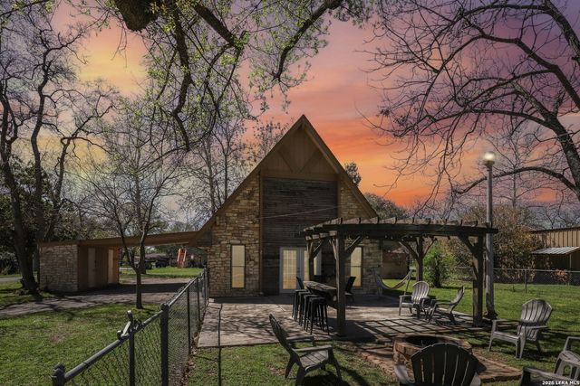 122 Nueces, Seguin, TX 78155