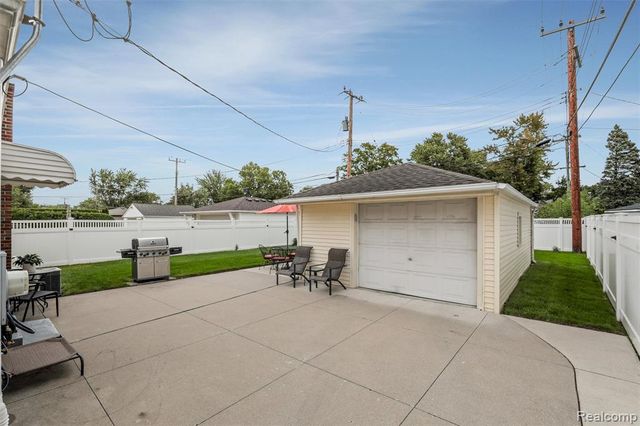 220 N Chocolay Avenue, Clawson, MI 48017