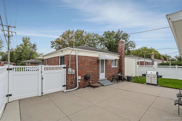 220 N Chocolay Avenue, Clawson, MI 48017