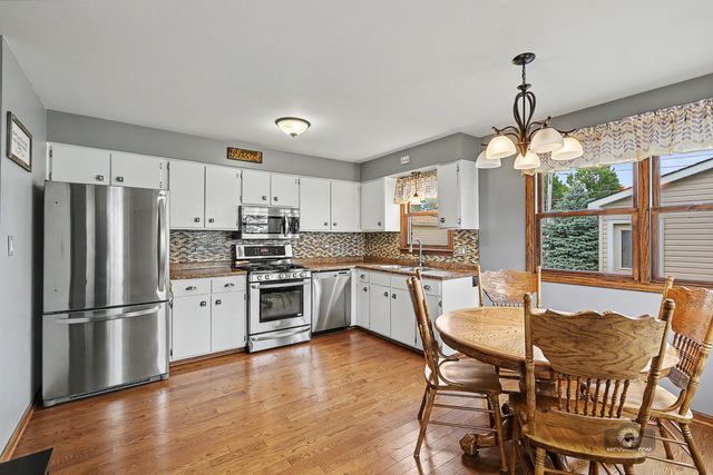 12855 Crestbrook Court, Crestwood, IL 60418