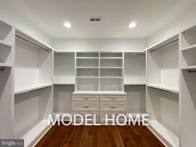 449 LAWYERS RD NW, Vienna, VA 22180