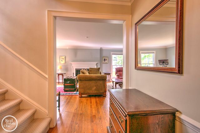 203 Ridge Road, Grosse Pointe Farms, MI 48236