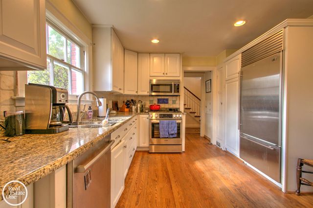 203 Ridge Road, Grosse Pointe Farms, MI 48236