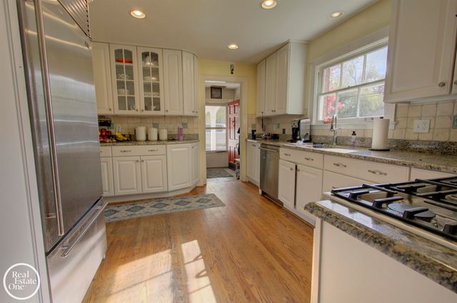 203 Ridge Road, Grosse Pointe Farms, MI 48236