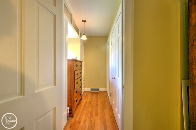 203 Ridge Road, Grosse Pointe Farms, MI 48236