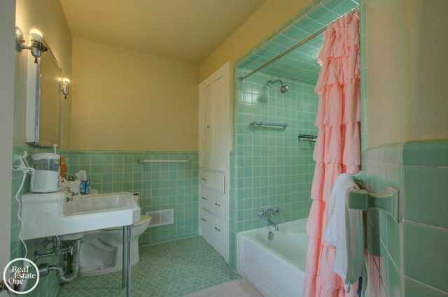 203 Ridge Road, Grosse Pointe Farms, MI 48236