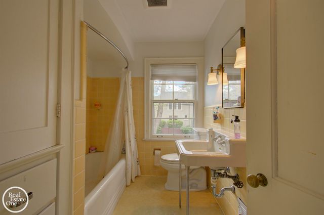 203 Ridge Road, Grosse Pointe Farms, MI 48236