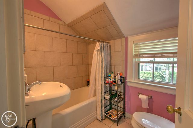 203 Ridge Road, Grosse Pointe Farms, MI 48236