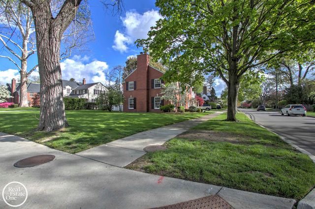 203 Ridge Road, Grosse Pointe Farms, MI 48236
