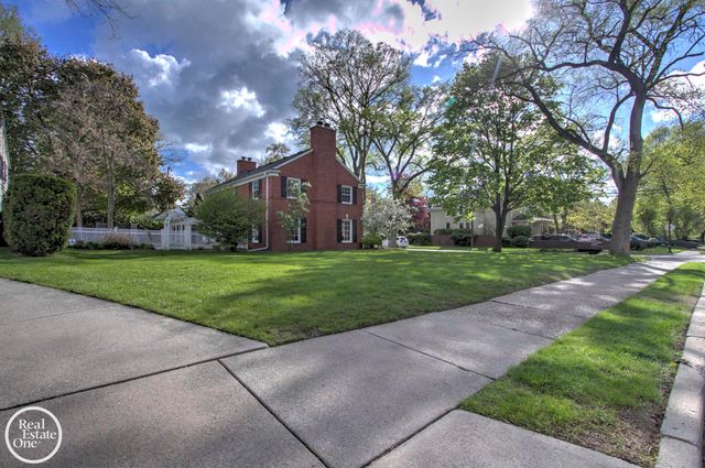 203 Ridge Road, Grosse Pointe Farms, MI 48236