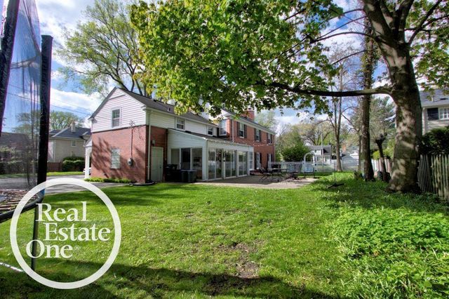 203 Ridge Road, Grosse Pointe Farms, MI 48236