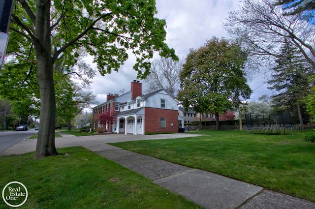 203 Ridge Road, Grosse Pointe Farms, MI 48236