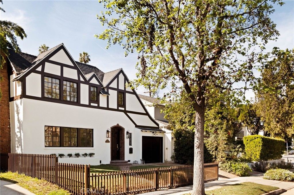 Image 3 of property listing at 507 S Norton Avenue, Los Angeles, CA 90020