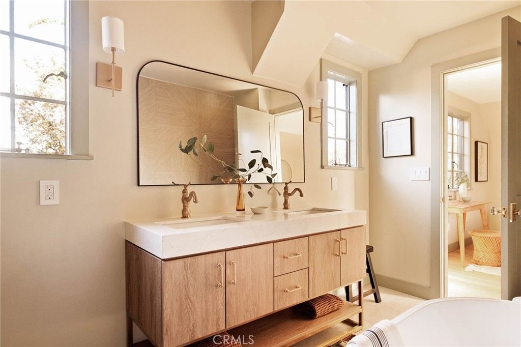 Image 31 of property listing at 507 S Norton Avenue, Los Angeles, CA 90020