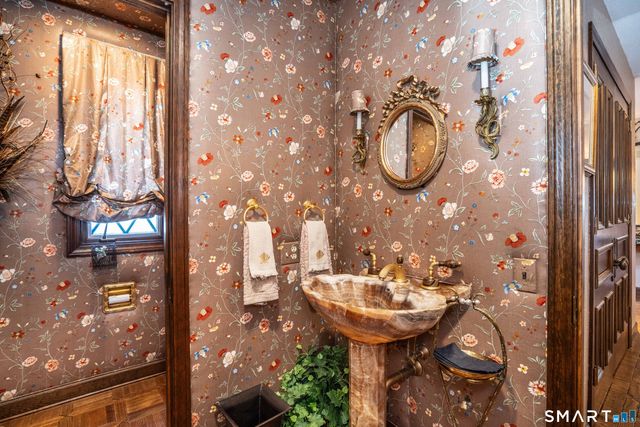 33 Mountain Farms Road, West Hartford, CT 06117