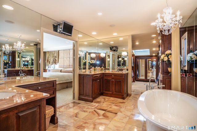 33 Mountain Farms Road, West Hartford, CT 06117