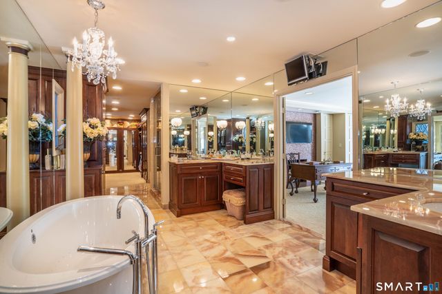 33 Mountain Farms Road, West Hartford, CT 06117