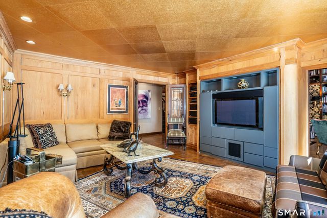 33 Mountain Farms Road, West Hartford, CT 06117